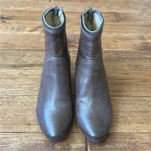 Frye Steffi Zip Short Ankle Boot Bootie
Light Brown Leather Size 6